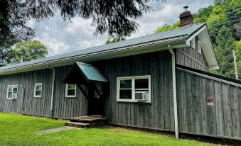 Charming Yet Wild Cozy Retro Cabin Hot Tub, Sunroom, Fire Pit & Trout! Hiking!