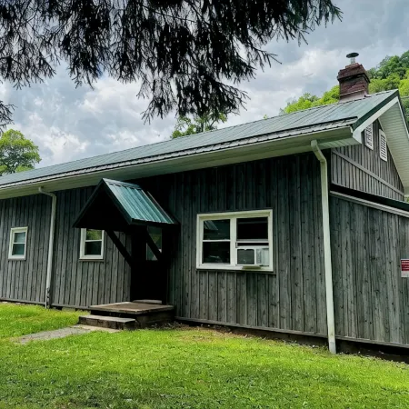 Charming Yet Wild Cozy Retro Cabin Hot Tub, Sunroom, Fire Pit & Trout! Hiking!