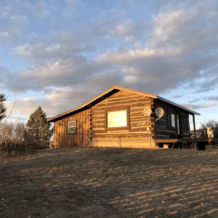 Rustic log cabin in the beautiful Wyoming Black Hills!