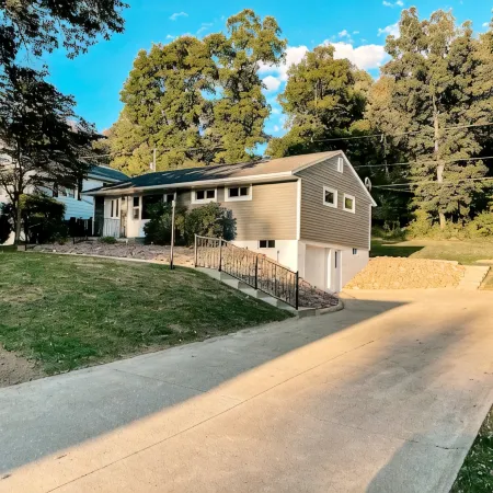 2 Br home with Hot-Tub! Quiet, dead end street