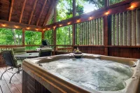 Hot Tub! Close2Downtown/Dollywood/PF! King Bed! Access to Nearby Fishing Pond! - 4-نجوم