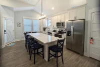 King & Bunk Beds, Beach Parking Pass, & Pets Stay Free - نادي رياضي