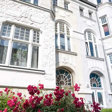 Modern 1-room apartment near the train station, newly renovated, top furnishings