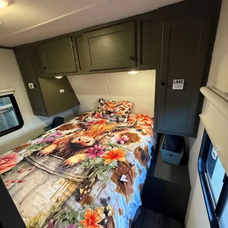 Cozy 2-bedroom caravan in nice Cleburne with AC, WiFi Отели в г. Клберн
