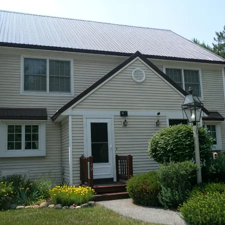 Well appointed Townhouse,great location w/lovely mountain view,pool & tennis,A/C