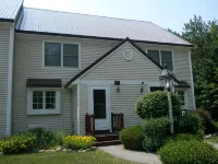 Well appointed Townhouse,great location w/lovely mountain view,pool & tennis,A/C