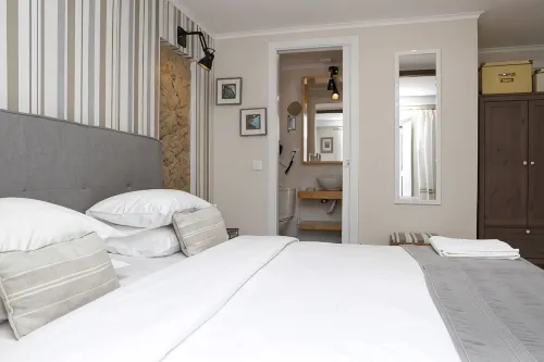 Flores Guest House - Bed & Breakfasts