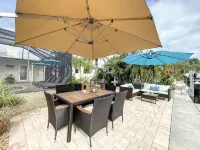 Cute canal front Cottage with dock & boat lift and pool ,short walk to the beach