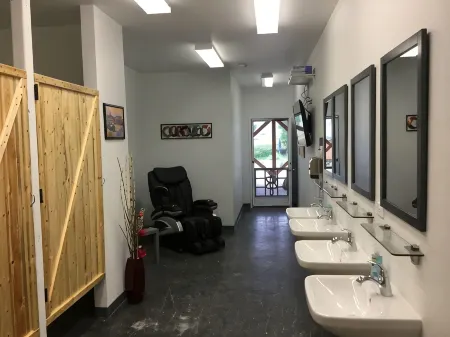 Eycat Lodging Company