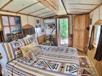 Fabulous Caboose Cabin in charming Eureka Springs - Chalets