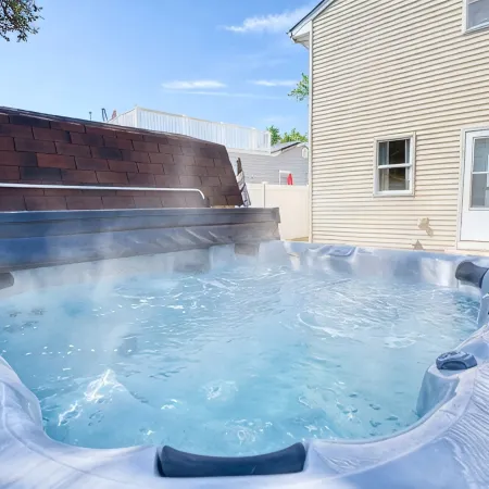 Spacious 2 Bed2 Bath Guest Suite Apt with HOT TUB and EV Charging