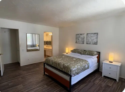Apt H- upstairs furnished 2bed/2bath in DT Palm Springs with mountain view