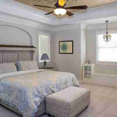 Near airport, food & shoppings. Spacious 5-bedroom house. Rooms