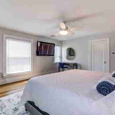 Port Clinton 4 Bdrm Luxury-2 blocks from beach Rooms