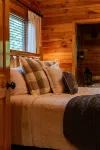 Luxurious, Romantic, Cozy Cabin/Great Reviews/Close to Town/Clean/Hot tub! - Romantic