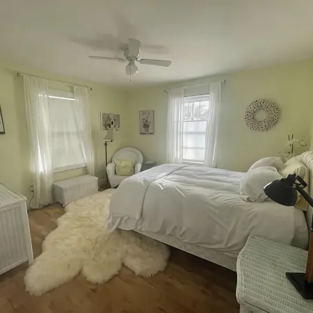Cape Cod cottage close to Prembroke Creek Hotels in Edenton