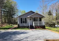 Upscale Bungalow walk less than a mile from downtown Hendersonville