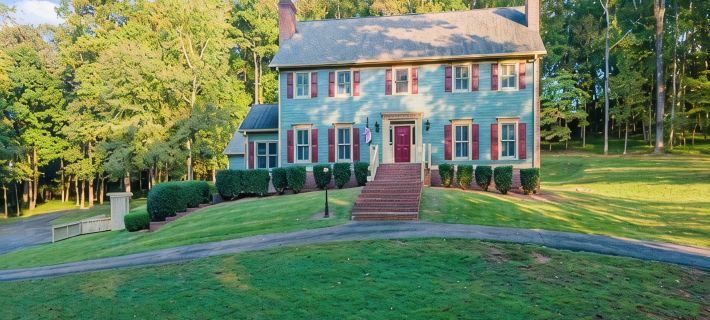 *Newly Renovated Luxury Designer Farmhouse on a 35-Acre Farm, Private and Gated! Hotels in Jackson County