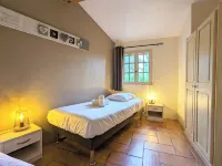 Mazet Hortensia air-conditioned, private terrace-shared pool - Vallée des Baux Ξενοδοχεία στην πόλη Paradou