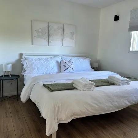 4 Bed, 2 Bath Lake House - Lotw, Road Access, 2 Mins to Downtown, Dog Friendly!