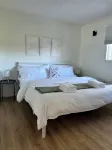 4 Bed, 2 Bath Lake House - Lotw, Road Access, 2 Mins to Downtown, Dog Friendly! - واي فاي