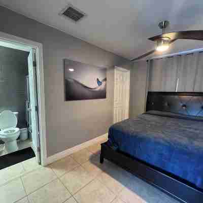 Charming 3-bedroom house pool house with WiFi, AC in Pompano Beach Rooms