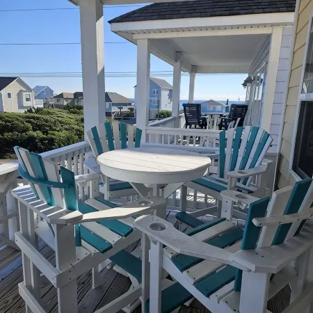 Coastal Comfort: 4-bedroom house with pool and sound access, 3 min walk to beach