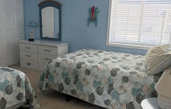 Spacious 5-bedroom house in beautiful Belmar w/ WiFi.  2 blocks from the beach!