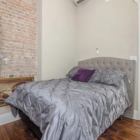 Historic downtown apartment with a view Отели в г. Кроули