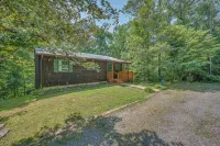 Peaceful 3 Bedroom Family Mountain Getaway in the Trees with Mirror Lake Access.