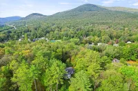 Pet friendly, private, clean, perfect Lake George location - شاليه