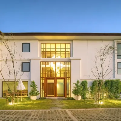 The Wing Boutique Hotel Отели рядом с достопримечательностью «Магазин Кад Суан Кео»