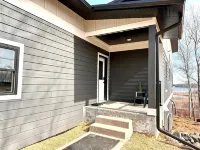 Stunning Sunrise Home | Waterfront |  Sauna | Views | Dogs | Trail Access - บังกะโล