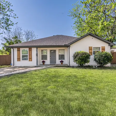 Spacious 5-bedroom bungalow in charming McKinney with huge parking space