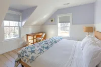 Bright & Stylish Coastal Retreat in Marblehead Historic Center w Parking! - Wi-Fi