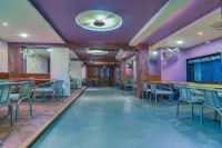 Hotel Radhika Deluxe - Kolam Renang
