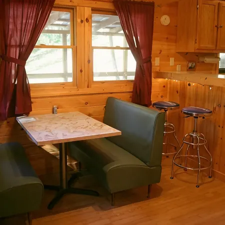 Wolfcreek Cabin/Secluded & Romantic/Hot Tub/Acreage Bordering National Forest