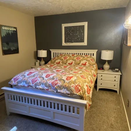 Cozy retreat near downtown, amphitheater, short walk to Deschutes river, has AC!