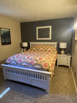 Cozy retreat near downtown, amphitheater, short walk to Deschutes river, has AC! - Homestays