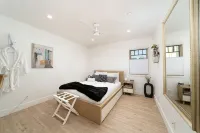 Modern Home - steps from downtown LB! - บังกะโล