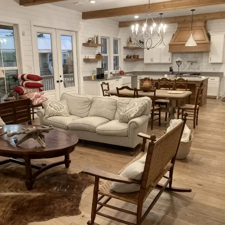 Spacious 4 Bedroom House - 3/4 Mile to Round Top Center!