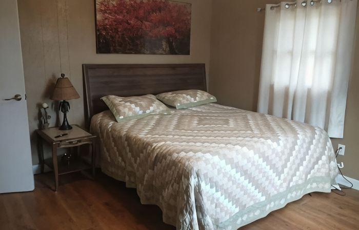 The Jadwin House LLC, Located in Jadwin, Missouri, sleeps 14 guests.