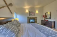 Water View! Luxury Starboard Suite-- walk to cafes, shops, galleries & beaches.