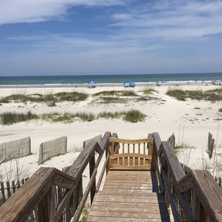 Steps to beach & restuarants and Pet Friendly!
