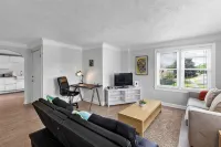 Luxury Downtown Retreat - Prime Spot - Sleeps 6 - Homestays