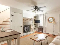 Saint Davids Cottage: Walk to Train, Main Street in the heart of Manayunk Hotels near Cliveden