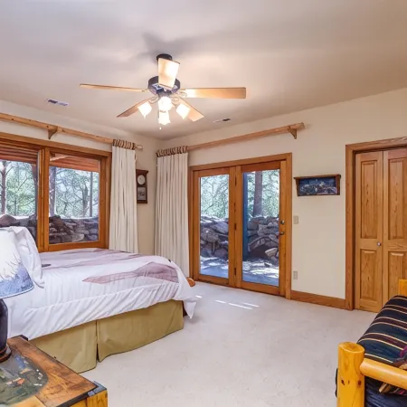 Mountain Lodge with sauna-350acres. 5 minutes from fishing, kayaking, boating