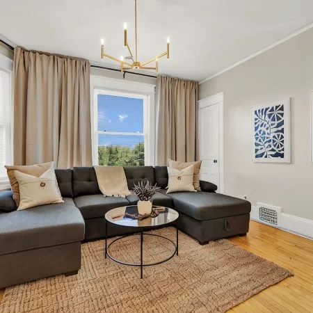 Fun, Style & Comfort Eastside Downtown 4 Bedroom Townhome Near Attractions