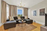 Fun, Style & Comfort Eastside Downtown 4 Bedroom Townhome Near Attractions