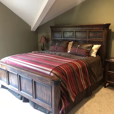 Large Big Sky Condo, sleeps 12-14. Close to Yellowstone and world class skiing!